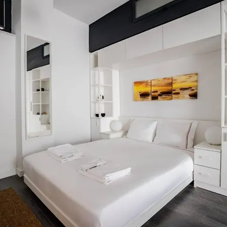 Apartment Cute Cozy Modern W Views Balcony! #377 *