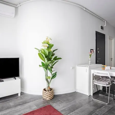 Apartment Cute Cozy Modern W Views Balcony! #377 *