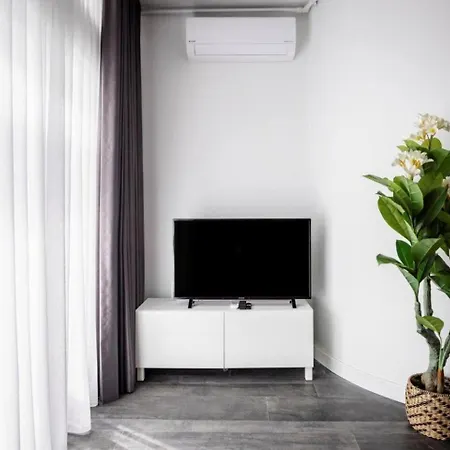Cute Cozy Modern W Views Balcony! #377 Lägenhet *