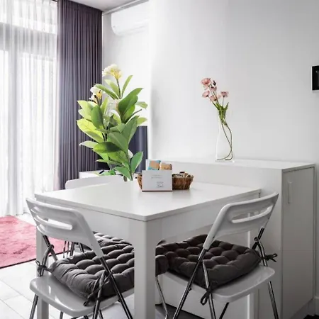 Cute Cozy Modern W Views Balcony! #377 Lägenhet *